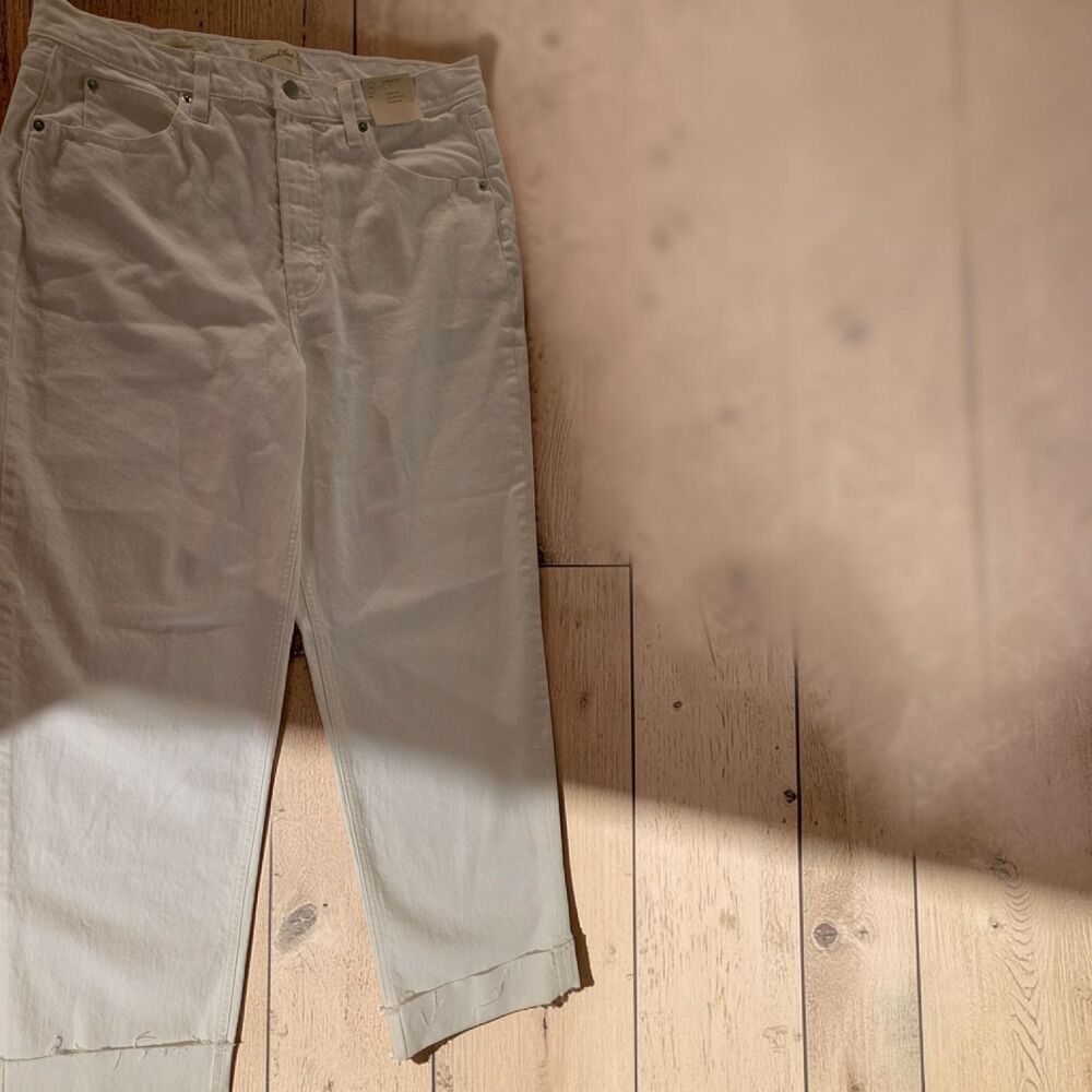 Universal Thread Women's Straight Leg/ White/ High Rise Denim